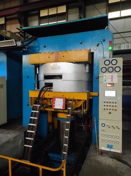 800噸下模移出式工程胎硫化機